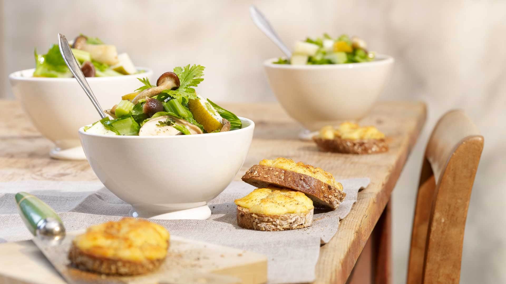 Insalata Di Funghi Autunnale Con Toast Al Formaggio Emmentaler Aop