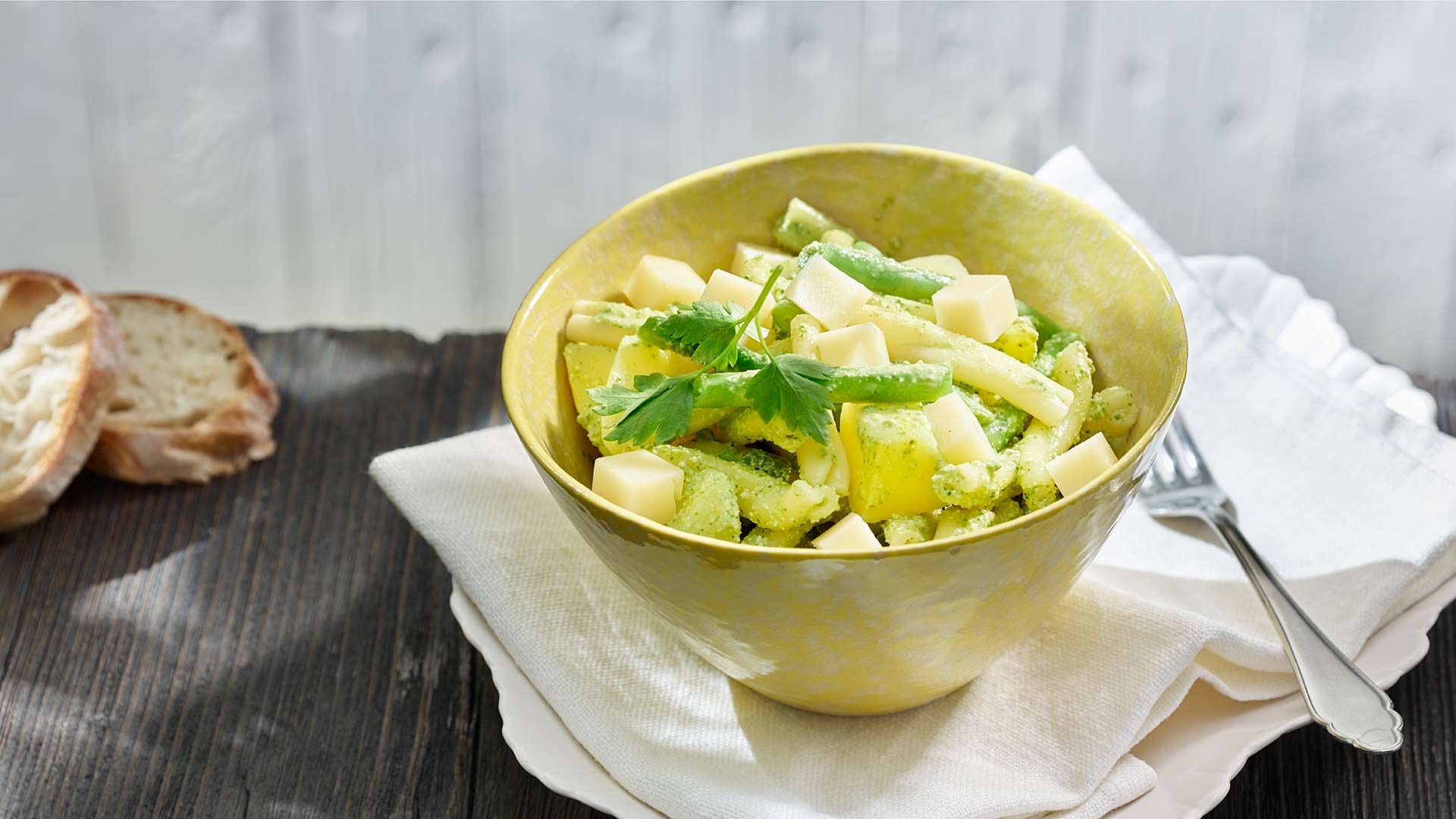 Pasta-Kartoffelsalat mit Bohnen an Petersiliensauce - Emmentaler AOP ...